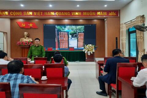 Công an Thị trấn Xuân Mai tập huấn kỹ năng xử lý tình huống khi bị cướp cho các ngân hàng, tiệm vàng