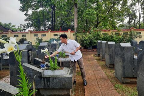 UBND thị trấn Xuân Mai viếng nghĩa trang Liệt sĩ nhân kỷ niệm 50 năm Ngày giải phóng miền Nam, thống nhất đất nước (30/4/1975-30/4/2025)