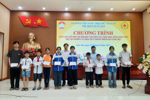 UB MTTQ Việt Nam – Hội Chữ Thập Đỏ thị trấn Xuân Mai tặng quà hỗ trợ chi phí học tập cho các cháu học sinh, sinh viên hộ cận nghèo và trao quà tháng nhân đạo năm 2025