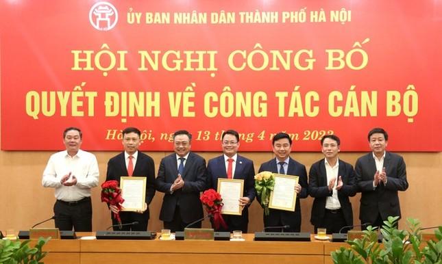 Chủ tịch TP Hà Nội trao các quyết định về công tác cán bộ ảnh 1