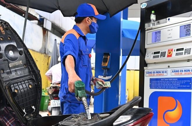 Giá xăng dầu giảm mạnh nhất từ đầu năm ảnh 1