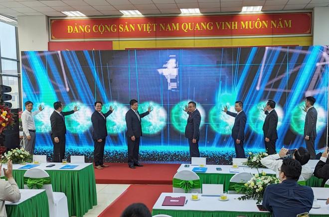 Chủ tịch UBND TP Hà Nội Trần Sỹ Thanh cùng các đại biểu bấm nút khai trương thí điểm hệ thống vé điện tử liên thông đa phương thức cho giao thông công cộng